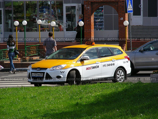 Автомобиль с надписью "Мостакси". Днепропетровская улица. Район Чертаново Центральное. Город Москва (2014 год). Редакционное фото, фотограф lana1501 / Фотобанк Лори