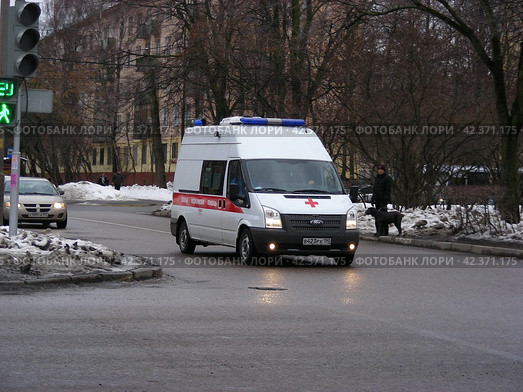 Автомобиль Скорой медицинской помощи. Район Восточное Измайлово. Москва (2012 год). Редакционное фото, фотограф lana1501 / Фотобанк Лори