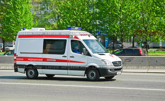 Автомобиль скорой помощи на вызове (2010 год). Редакционное фото, фотограф Алёшина Оксана / Фотобанк Лори