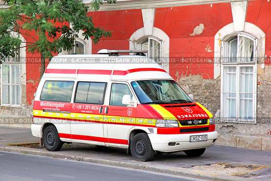 Автомобиль скорой помощи Volkswagen Transporter, Будапешт, Венгрия (2014 год). Редакционное фото, фотограф Art Konovalov / Фотобанк Лори