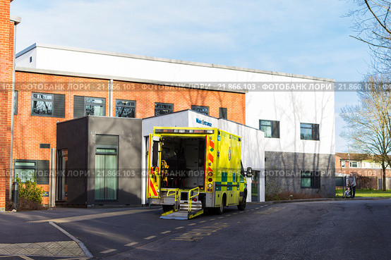 Автомобиль скорой помощи возле Wolverton Health Centre, Milton Keynes, Англия (2016 год). Редакционное фото, фотограф Ольга Марк / Фотобанк Лори