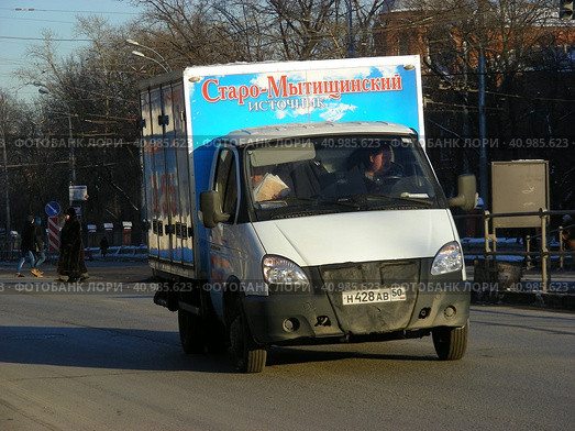 Автомобиль службы доставки воды с надписью "Старо-Мытищинский источник". Улица Стромынка. Район Сокольники. Город Москва (2014 год). Редакционное фото, фотограф lana1501 / Фотобанк Лори