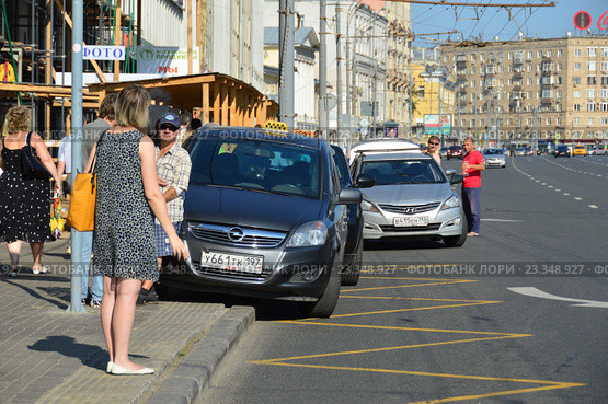 Автомобиль такси, припаркованный на тротуаре и на месте остановки общественного транспорта. Зубовский бульвар. Район Хамовники. Москва (2016 год). Редакционное фото, фотограф lana1501 / Фотобанк Лори