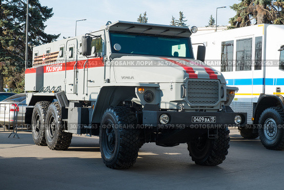 Автомобиль «Урал-432009-0020-73» с усиленной бронезащитой («Урал-4320ВВ») Росгвардии. ВДНХ (ВВЦ) (2018 год). Редакционное фото, фотограф Кузин Алексей / Фотобанк Лори