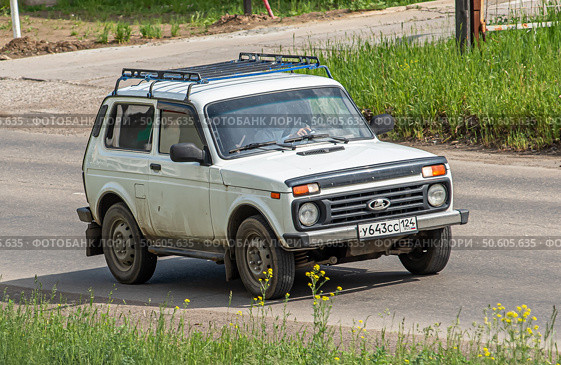 Автомобиль  ваз lada 2121. Редакционное фото, фотограф Анатолий Володин / Фотобанк Лори