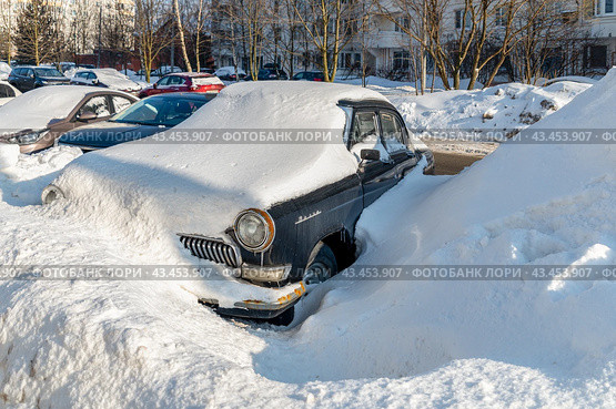 Автомобиль "Волга" засыпана снегом (2024 год). Редакционное фото, фотограф Валерий Иванович Клейменов / Фотобанк Лори