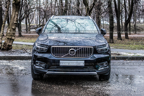 Автомобиль Volvo XC40 компактный кроссовер произведенный компанией Volvo Cars. Редакционное фото, фотограф Константин Григорьев / Фотобанк Лори