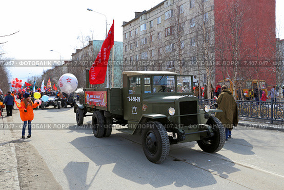 Автомобиль ЗИС-5 на празднике День Победы. 9 мая 2015 года, город Надым, Ямало-Ненецкий автономный округ. Редакционное фото, фотограф Григорий Писоцкий / Фотобанк Лори