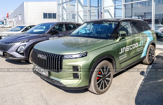 Автомобили Jaecoo J7 рядом с шоурумом официального дилера. Китайский производитель автомобилей. Редакционное фото, фотограф FotograFF / Фотобанк Лори
