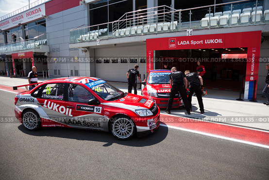 Автомобили Lada Granta команды LADA Sport LUKOIL участвует в гонках Чемпионата мира WTCC на трассе "Moscow Raceway" в Подмосковье (2013 год). Редакционное фото, фотограф Николай Винокуров / Фотобанк Лори