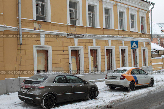 Автомобили на фоне усадебного дома в Колпачном переулке (2018 год). Редакционное фото, фотограф Дмитрий Неумоин / Фотобанк Лори