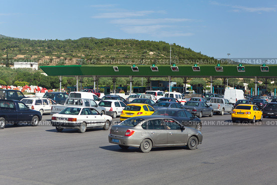 Автомобили перед пунктом приема оплаты на платной автодороге, Тунис (2012 год). Редакционное фото, фотограф Кекяляйнен Андрей / Фотобанк Лори