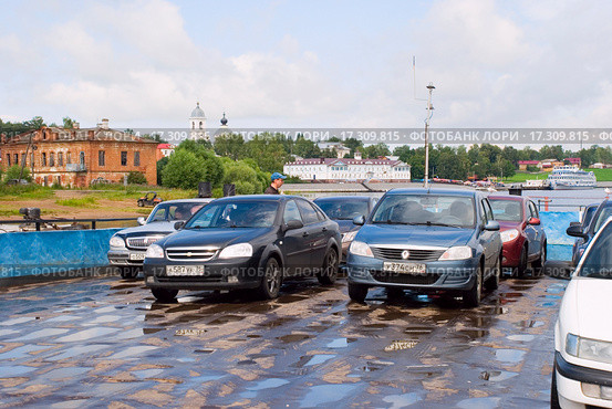 Автомобили переправляются через Волгу на пароме. Мышкин (2015 год). Редакционное фото, фотограф Александр Щепин / Фотобанк Лори