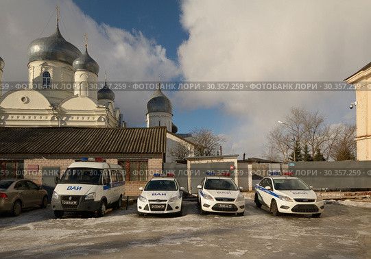 Автомобили военной автоинспекции на фоне неба и собора (2019 год). Редакционное фото, фотограф Сапрыгин Сергей / Фотобанк Лори