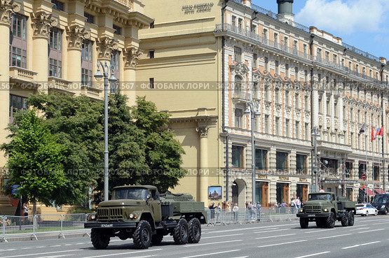 Авторазливочные станции АРС-14 на базе ЗИЛ-131 на Моховой улице во время парада, посвящённого 75-летию Победы в Великой Отечественной войне (2020 год). Редакционное фото, фотограф Free Wind / Фотобанк Лори