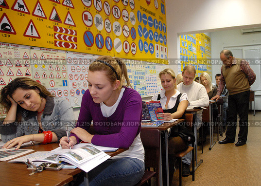Автошкола. Занятия в классе Правил дорожного движения (ПДД). (2008 год). Редакционное фото, фотограф Юрий Пирогов / Фотобанк Лори