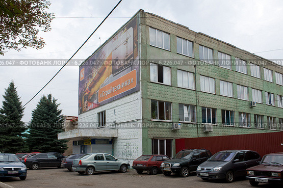 Автостоянка с машинами возле магазина "Стройтехника" в городе Донской Тульской области (2012 год). Редакционное фото, фотограф Малышев Андрей / Фотобанк Лори