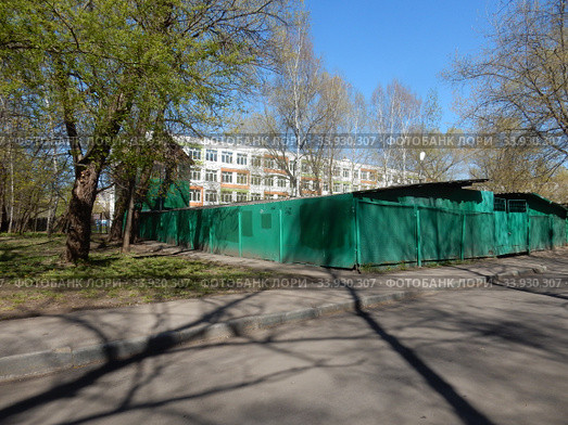 Автостоянка во дворе жилых домов на Щелковском шоссе. Район Гольяново. Город Москва (2020 год). Стоковое фото, фотограф lana1501 / Фотобанк Лори