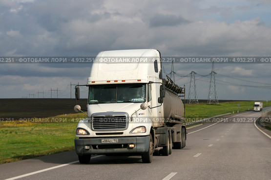 Автоцистерна едет по дороге (Трасса М4 "Дон") (2013 год). Редакционное фото, фотограф Щеголева Ольга / Фотобанк Лори