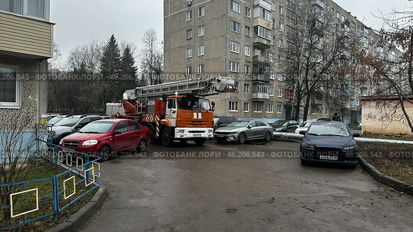 Автовышка во дворе жилого квартала. Редакционное фото, фотограф Антон Моргунов / Фотобанк Лори