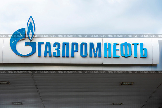 Автозаправка "Газпромнефть". Санкт-Петербург (2020 год). Редакционное фото, фотограф Александр Щепин / Фотобанк Лори