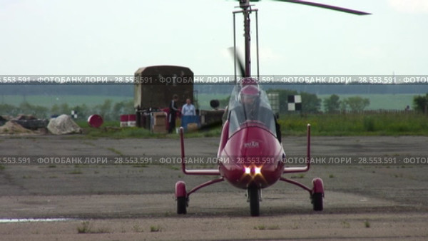 Автожир готовится ко взлету. Gyroplane ready to take off. Редакционное видео, видеограф Евгений Романов / Фотобанк Лори