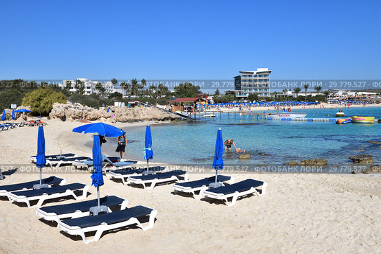 Ayia Napa, Cyprus - November 1. 2018. Sun loungers on Makronissos Beach Resort. Редакционное фото, фотограф Володина Ольга / Фотобанк Лори