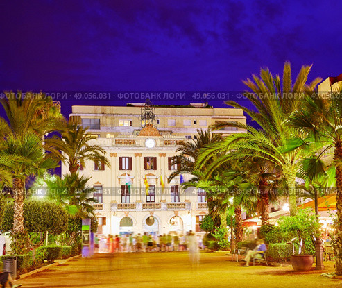 Ayuntamiento Lloret de Mar at Verdaguer passeig promenade City Hall Costa Brava of Catalonia Spain. Стоковое фото, агентство Ingram Publishing / Фотобанк Лори