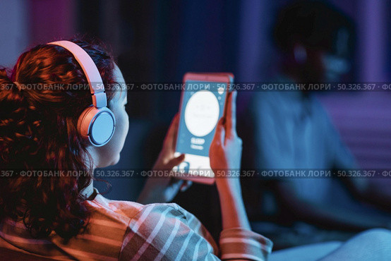 back view woman home using headphones tablet. Resolution and high quality beautiful photo. back view woman home using headphones tablet. High quality beautiful photo concept. Стоковое фото, агентство Ingram Publishing / Фотобанк Лори