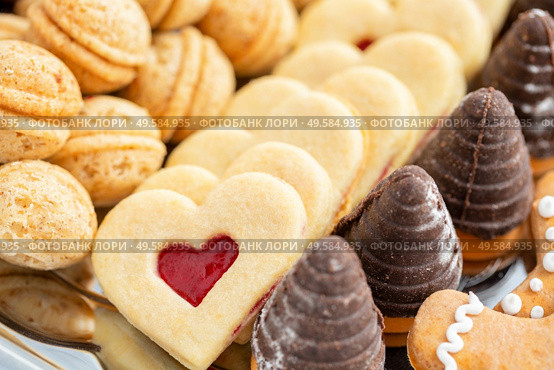 background of czech traditional homemade christmas cookies, shallow DOF, focus on heart. czech traditional homemade christmas cookies. Стоковое фото, агентство Ingram Publishing / Фотобанк Лори