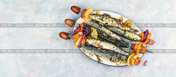 Baked sardines skewers. Fish kebabs, sardines on skewer, barbecue. Free space for your text.. BBQ Sardines and Vegetable Kabobs. Стоковое фото, агентство Ingram Publishing / Фотобанк Лори