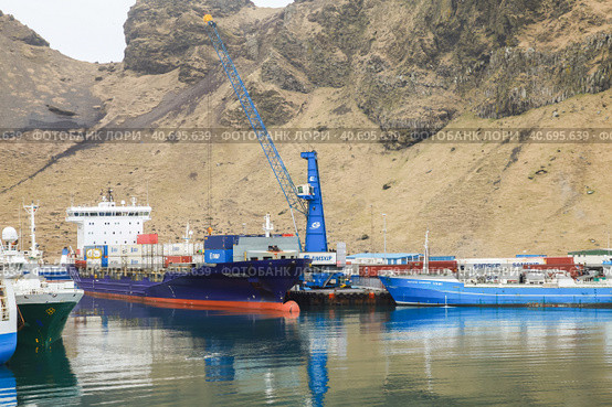 Bakkafos container Ship loading in port of Vestmannaeyjar island (2017 год). Редакционное фото, фотограф EugeneSergeev / Фотобанк Лори