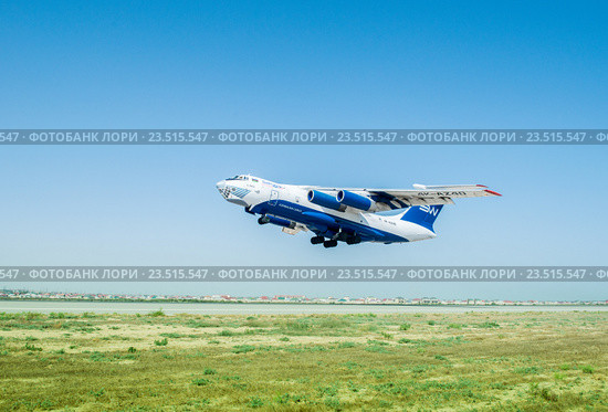 Baku - AUGUST 27, 2016: Airplane taking off on August 27 in Baku. Редакционное фото, фотограф Elnur / Фотобанк Лори