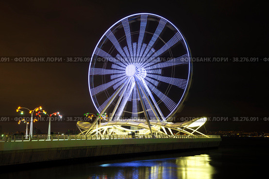 BAKU, AZERBAIJAN - DECEMBER 29, 2017: Working ferris wheel on the sea embankment on December night. Стоковое фото, фотограф Виктор Карасев / Фотобанк Лори