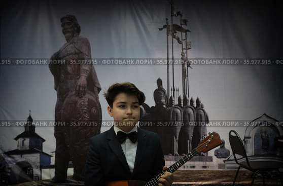 Балалаечник выступает на открытии выставки (2021 год). Редакционное фото, фотограф Дмитрий Неумоин / Фотобанк Лори