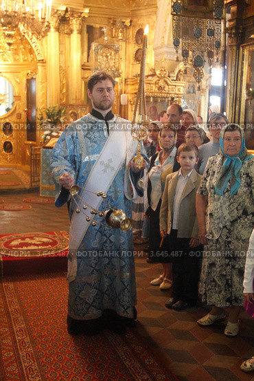 Балашиха, храм в Павлино. Момент праздничной литургии (2012 год). Редакционное фото, фотограф Дмитрий Неумоин / Фотобанк Лори