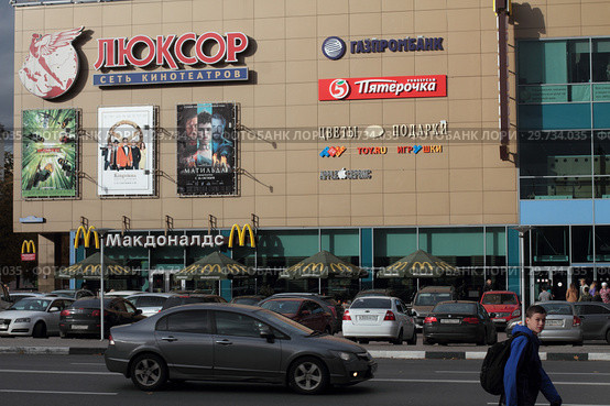 Балашиха, кинотеатр "Люксор" с рекламой фильма "Матильда" (2017 год). Редакционное фото, фотограф Дмитрий Неумоин / Фотобанк Лори