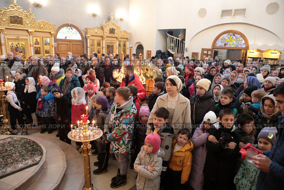 Балашиха, праздник Рождества в храме Александра Невского, перед причастием (2023 год). Редакционное фото, фотограф Дмитрий Неумоин / Фотобанк Лори