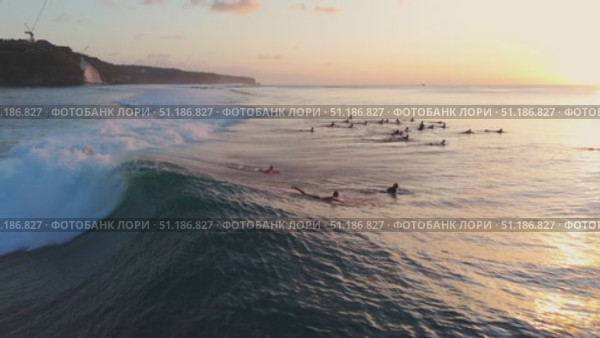 Bali, Indonesia - August 19th 2025. Surfing on perfect barrel waves in ocean with warn sunset tones. (2024 год). Редакционное видео, видеограф Wonderful nature / Фотобанк Лори
