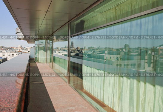 Балкон президентских апартаментов отеля "Арарат Парк Хаятт" (Ararat Park Hyatt Moscow) (2012 год). Редакционное фото, фотограф Алёшина Оксана / Фотобанк Лори