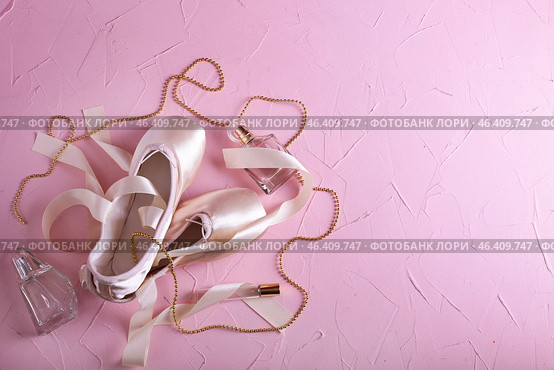 Ballet shoes with perfume bottles on color background. Стоковое фото, фотограф Pixel_shot / Фотобанк Лори