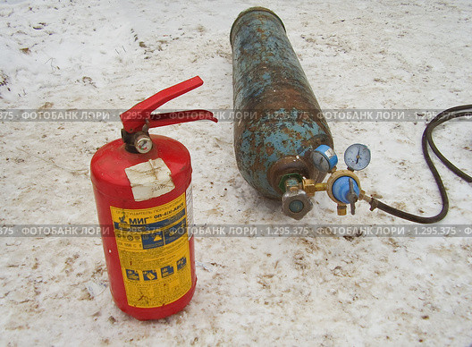 Баллон для газовой сварки и огнетушитель (2009 год). Редакционное фото, фотограф Алёшина Оксана / Фотобанк Лори