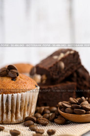 Banana cupcakes mixed with chocolate chip on a white plate. Стоковое фото, агентство Ingram Publishing / Фотобанк Лори