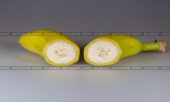 Banana Sliced in Half. Стоковое фото, фотограф Niklas Emmoth / PantherMedia / Фотобанк Лори