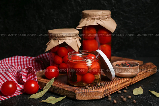 Банки с консервированными помидорами и горошком перца на черном фоне. Стоковое фото, фотограф Pixel_shot / Фотобанк Лори