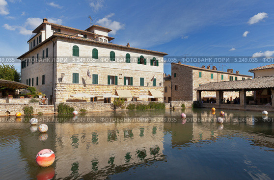 Баньо-Виньони (Bagno Vignoni) знаменит своими термальными источниками, бьющими прямо посреди городской площади. Тоскана, Италия (2013 год). Редакционное фото, фотограф Виктория Катьянова / Фотобанк Лори
