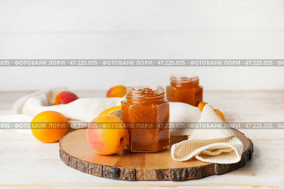 Баночка вкусного абрикосового джема на столе. Стоковое фото, фотограф Pixel_shot / Фотобанк Лори
