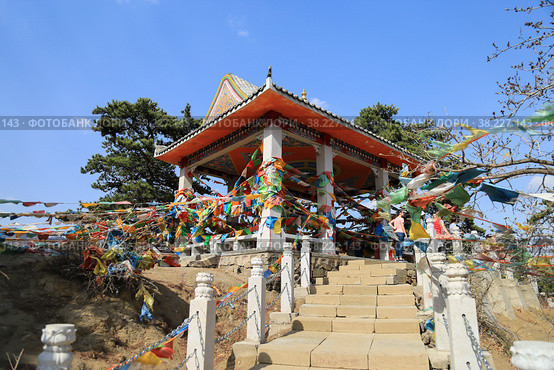 Baotou, Inner Mongolia, China, pavilon with prayer flags in Wudang Zhao Lamasery. Уданчжао -известный ламаистский монастырь в городе Баотоу, Внутренняя Монголия, Китай (2018 год). Редакционное фото, фотограф Римма Тельнова / Фотобанк Лори