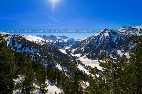 Baqueira  in Lerida Catalonia ski spot resort in Aran Valley of Pyrenees Spain. Стоковое фото, агентство Ingram Publishing / Фотобанк Лори