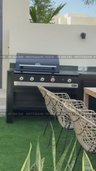 Barbecue in the backyard of a wealthy private villa in Dubai. Стоковое видео, видеограф Aleksey Kidisyuk / Фотобанк Лори